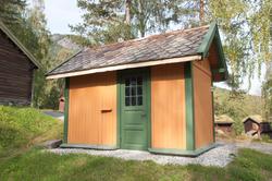 Utedo fra Liodden jernbanestasjon