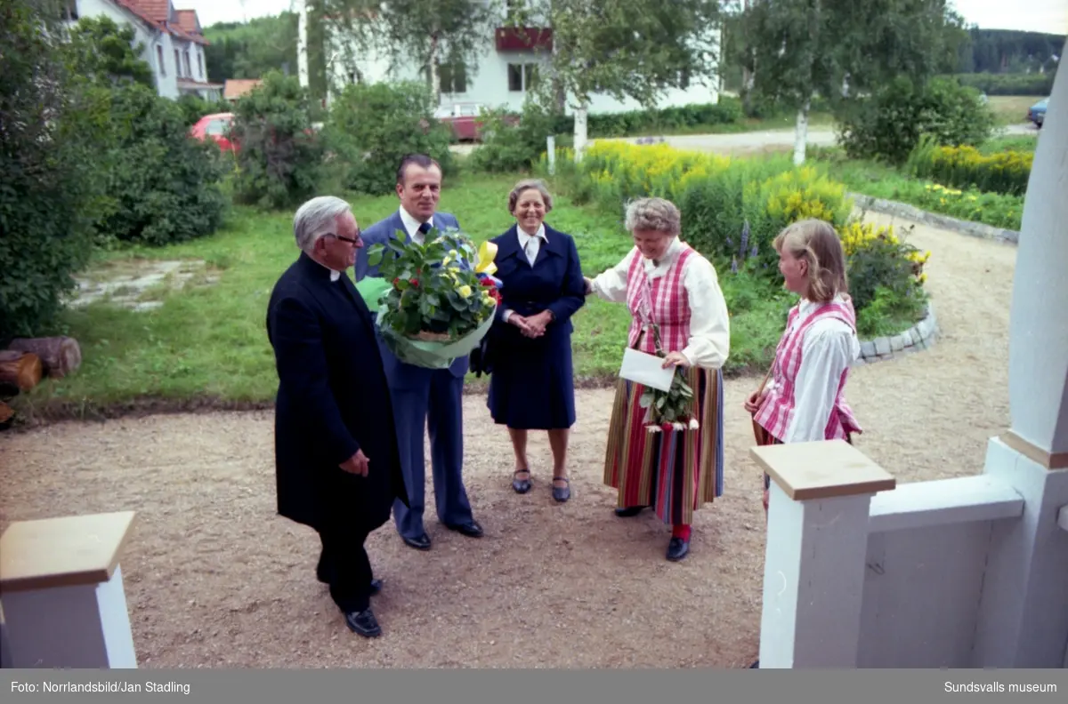 Hedersdoktor Nils August Flodén, 90 år, Lucksta. En stor grupp bilder med födelsedagsfirande, blommor, presenter och massor av gäster.