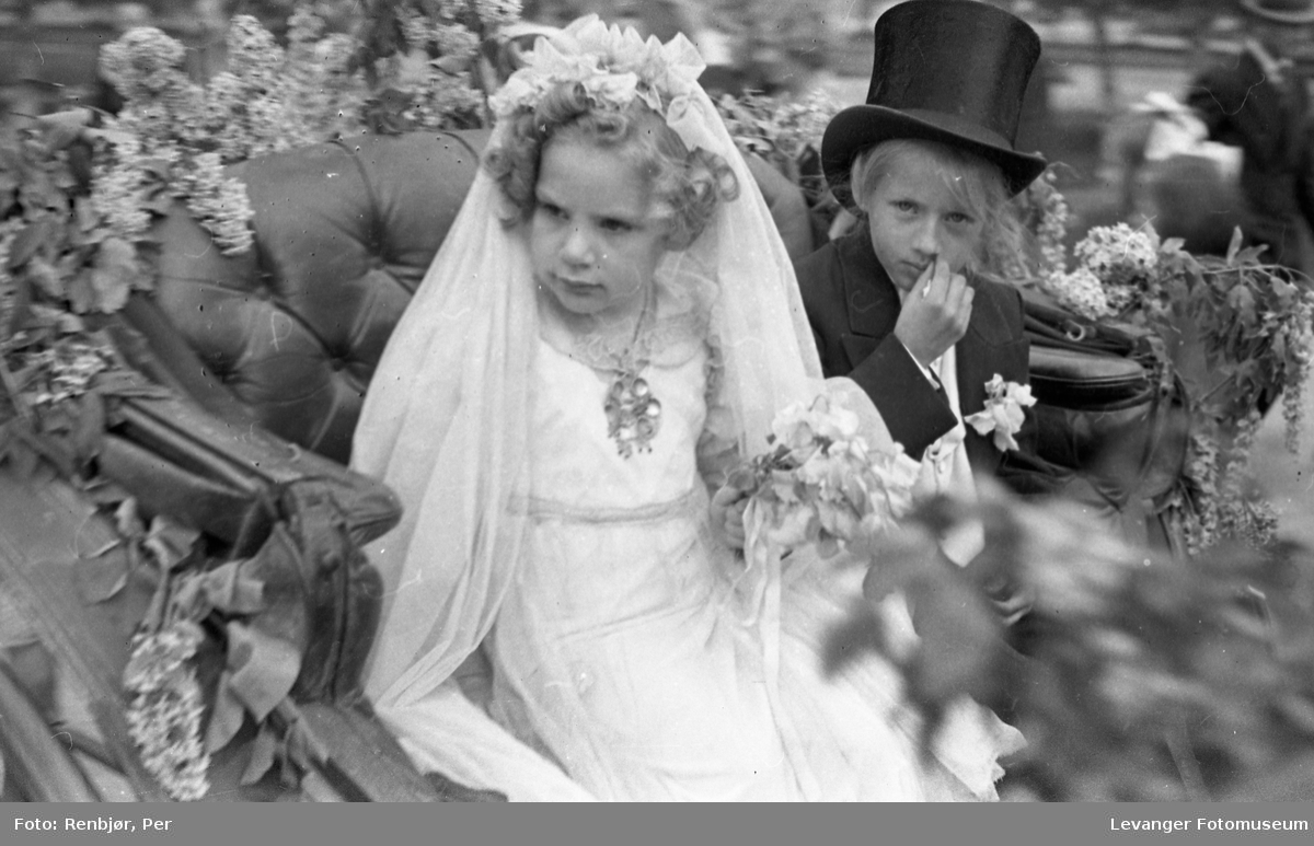 Barnas dag, Levanger, jente og gutt utkledd som brudepar.