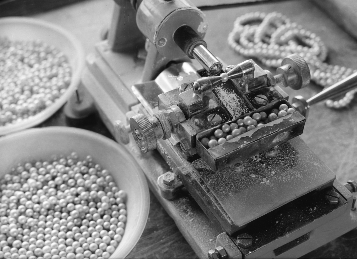 'Bilder till monter 254 med pärlhantering, i basutställningen. Tillverkning av pärlhalsband. ::  :: Pärlor och maskiner.'