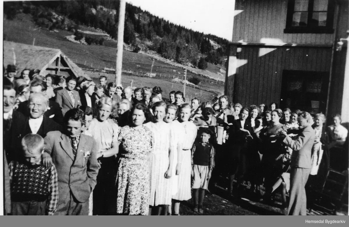 Jentelag - "Torsetstemnet" i 1941.
 Dei som står til høgre i biletet, bak Ola Jordheim (med fela), er song- og musikklaget på Øygardane i Gol.
