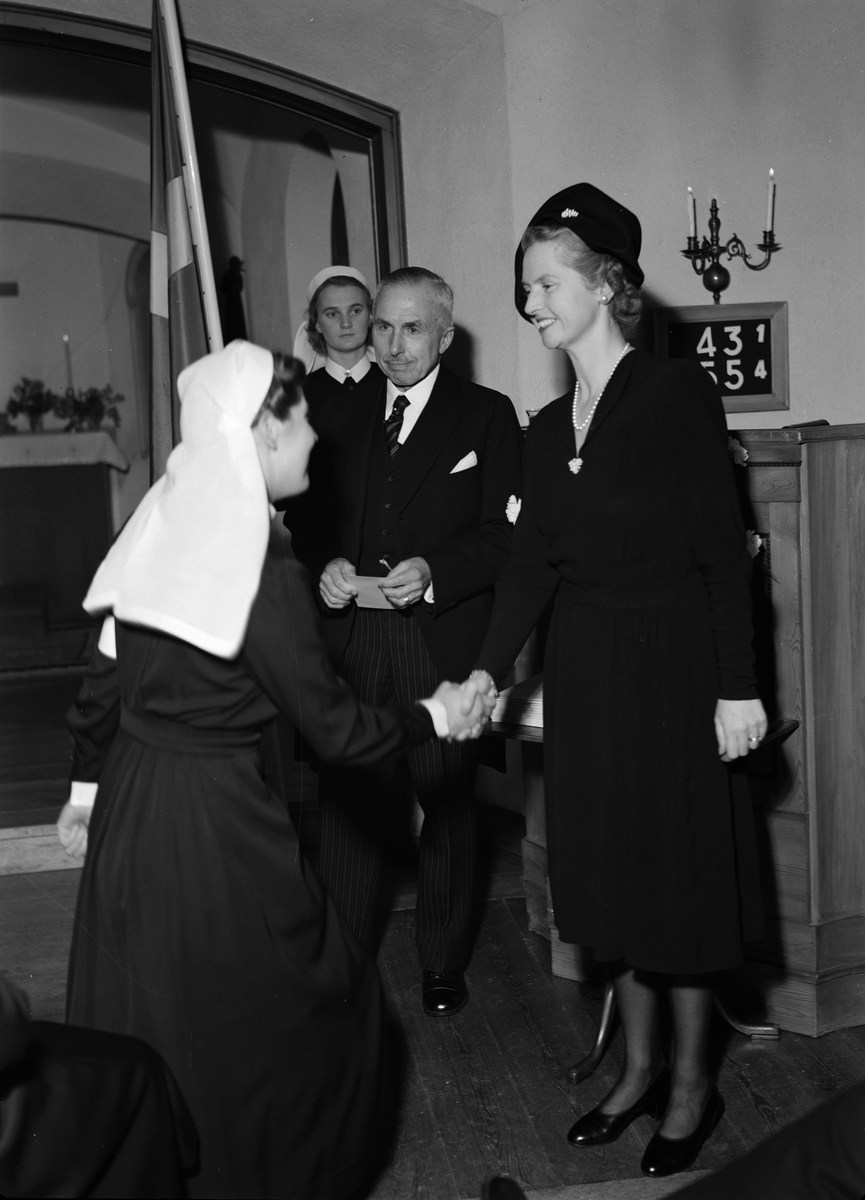 "Trettiosex nya sköterskor högtidligt invigda" - Uppsala sjuksköterskehem, Uppsala december 1947