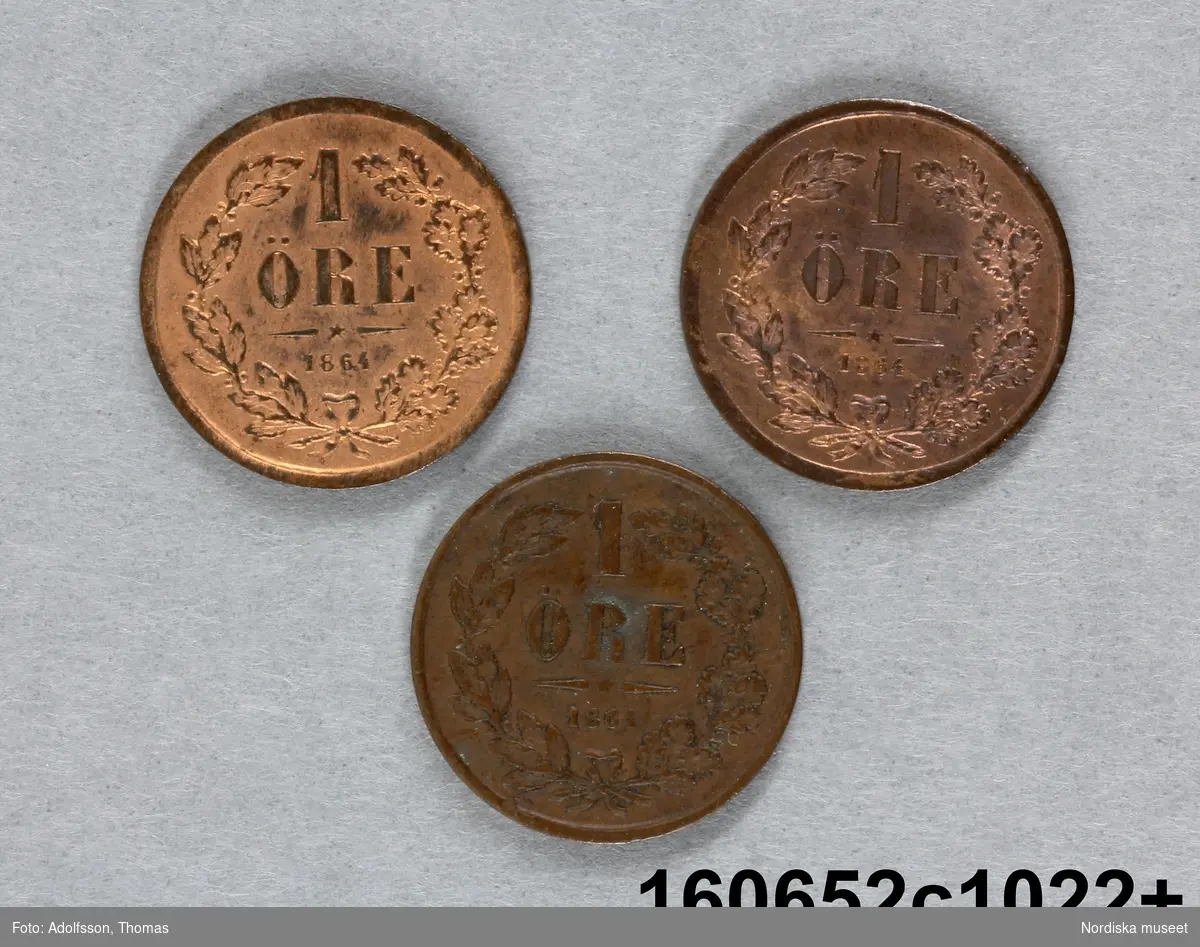 Tre likadana mynt.