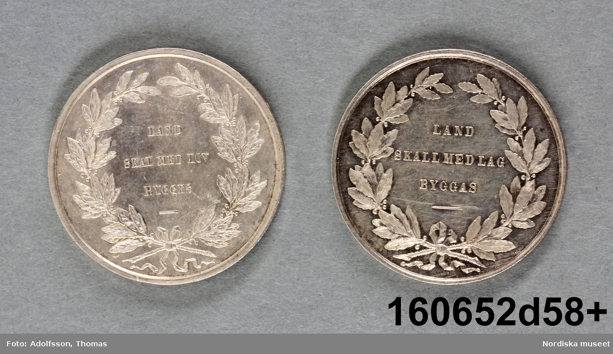 2 snarlika medaljer; en med norsk text och en med svensk text.
