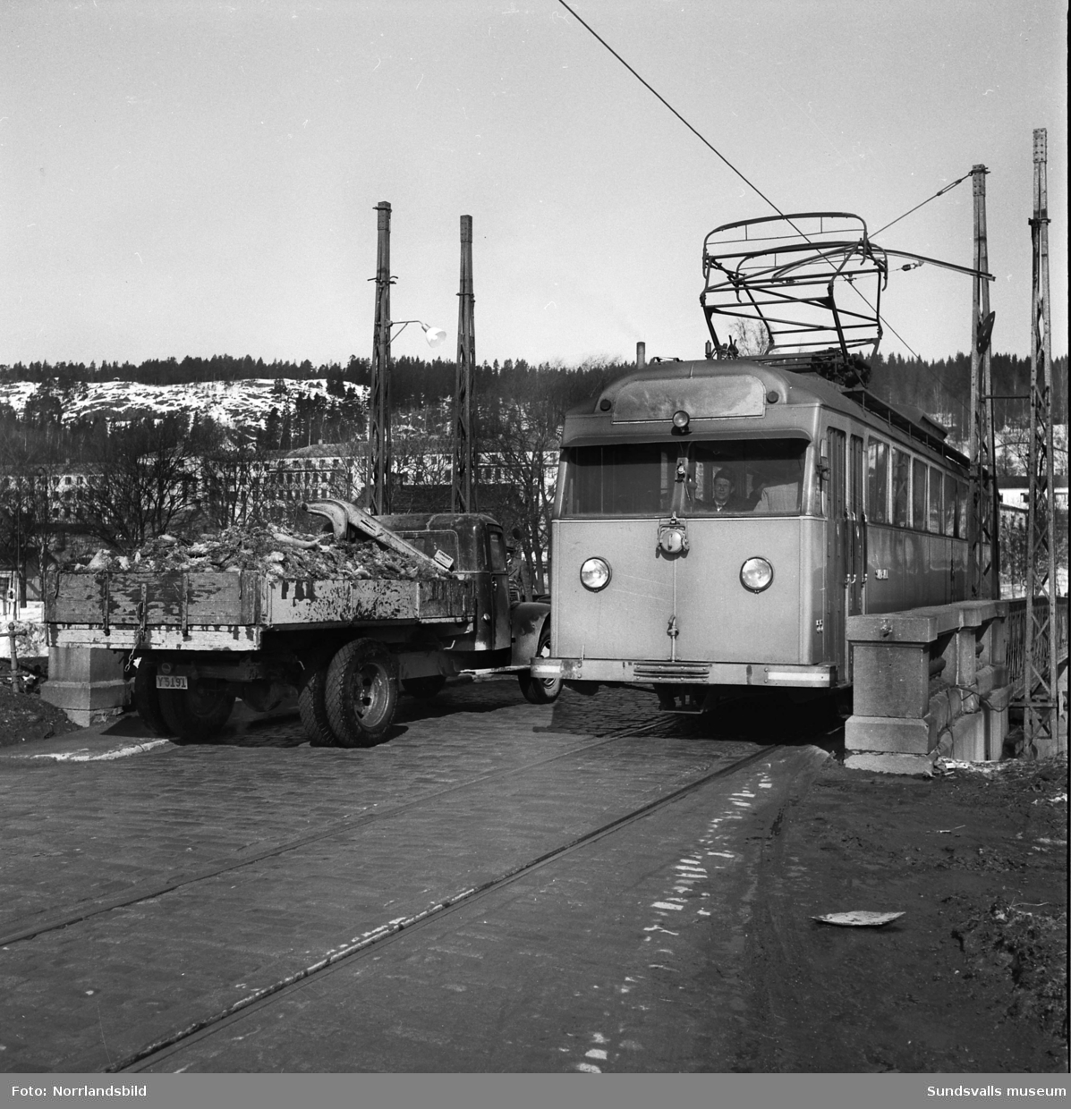 Det är trångt om saligheten då en spårvagn och en lastbil möts på den gamla Tivolibron över Selångersån.