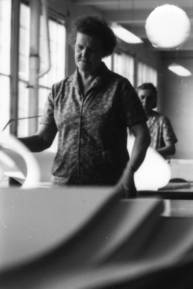 Några kvinnor sorterar och räknar papper på Papyrus, 12/5-1970.

Fotograf: Rolf Salomonsson, Wezäta studio, Grafiska Vägen Box 5057, 
402 22 Göteborg 5 Växel 031/40 01 40