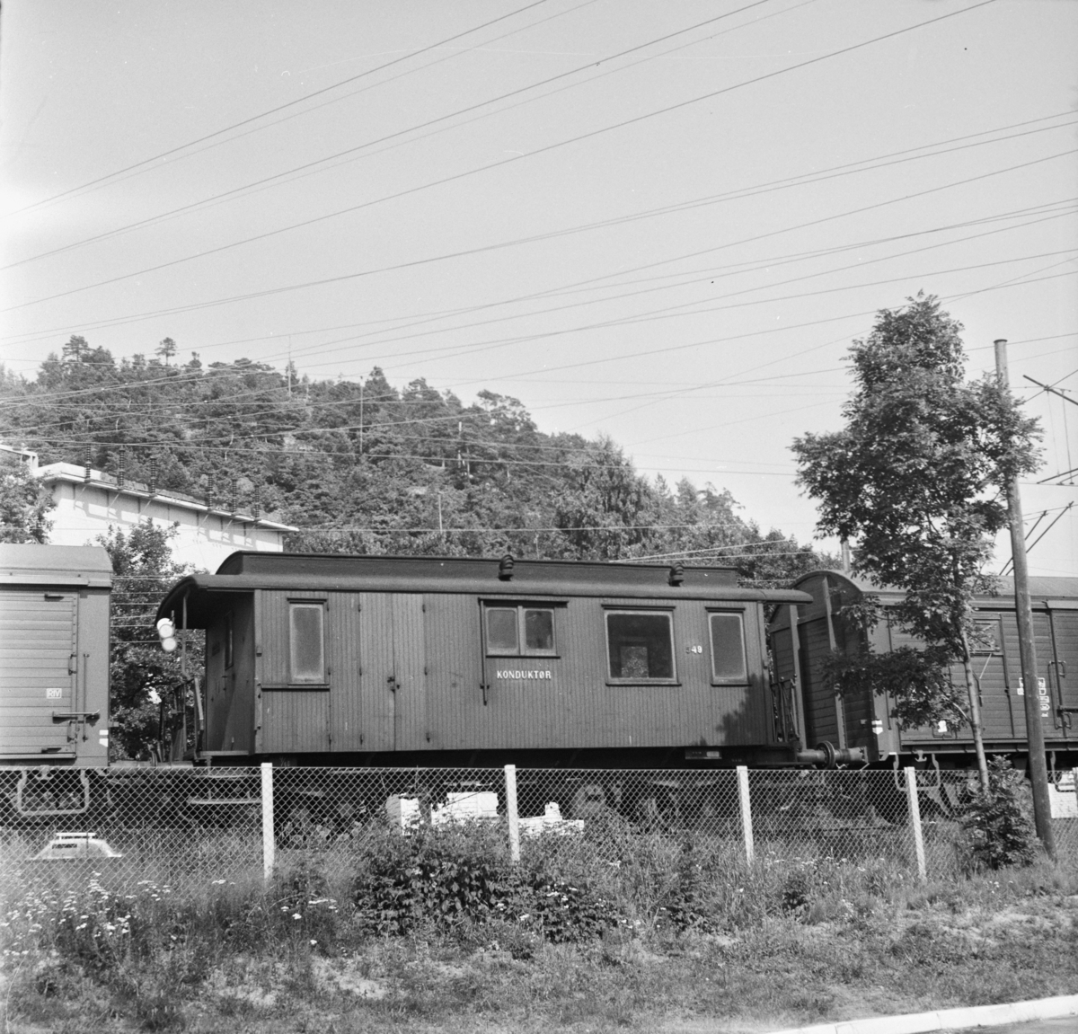 Kombinert konduktør- og passasjervogn type BF3b nr. 549 i godstog på Sørlandsbanen.