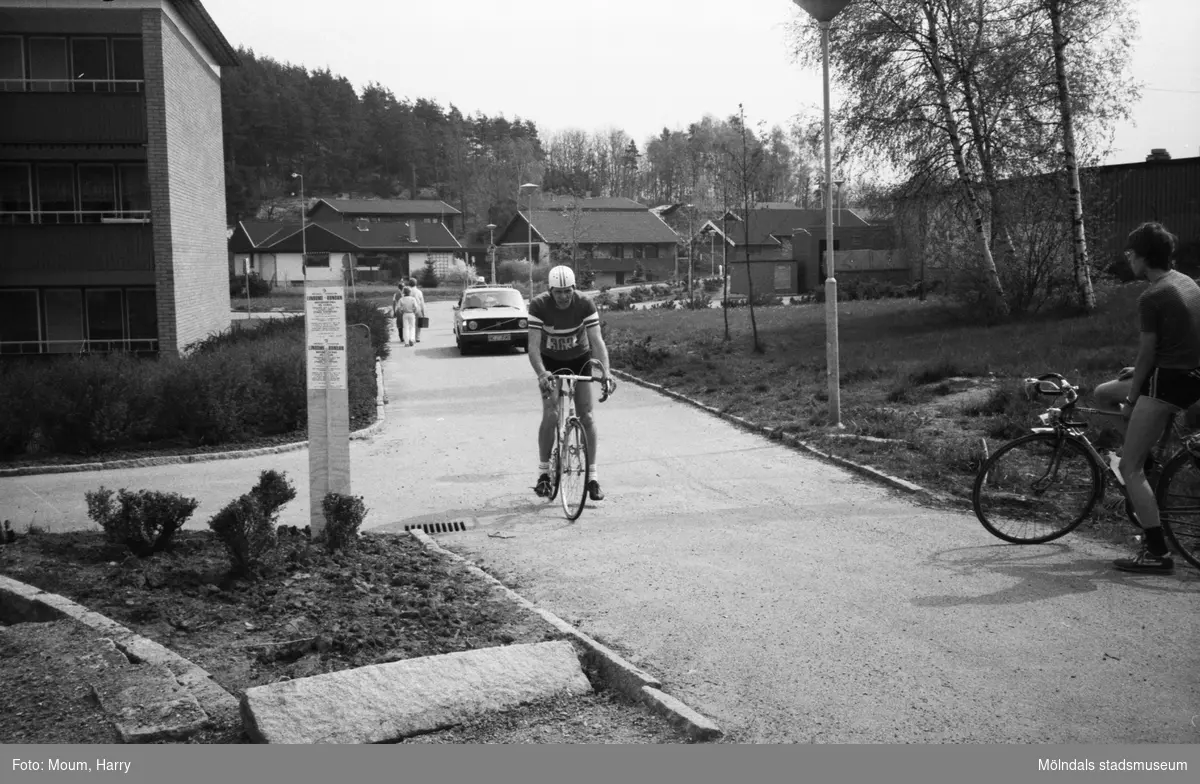 Mölndals Cykelklubb anordnar motionsloppet Lindome-rundan i Lindome, år 1983. Vid klubbens lokal på Granitvägen.

För mer information om bilden se under tilläggsinformation.