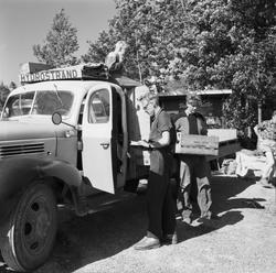 Hydrostranda, situasjonsbilde. Lasting ut fra varebil.