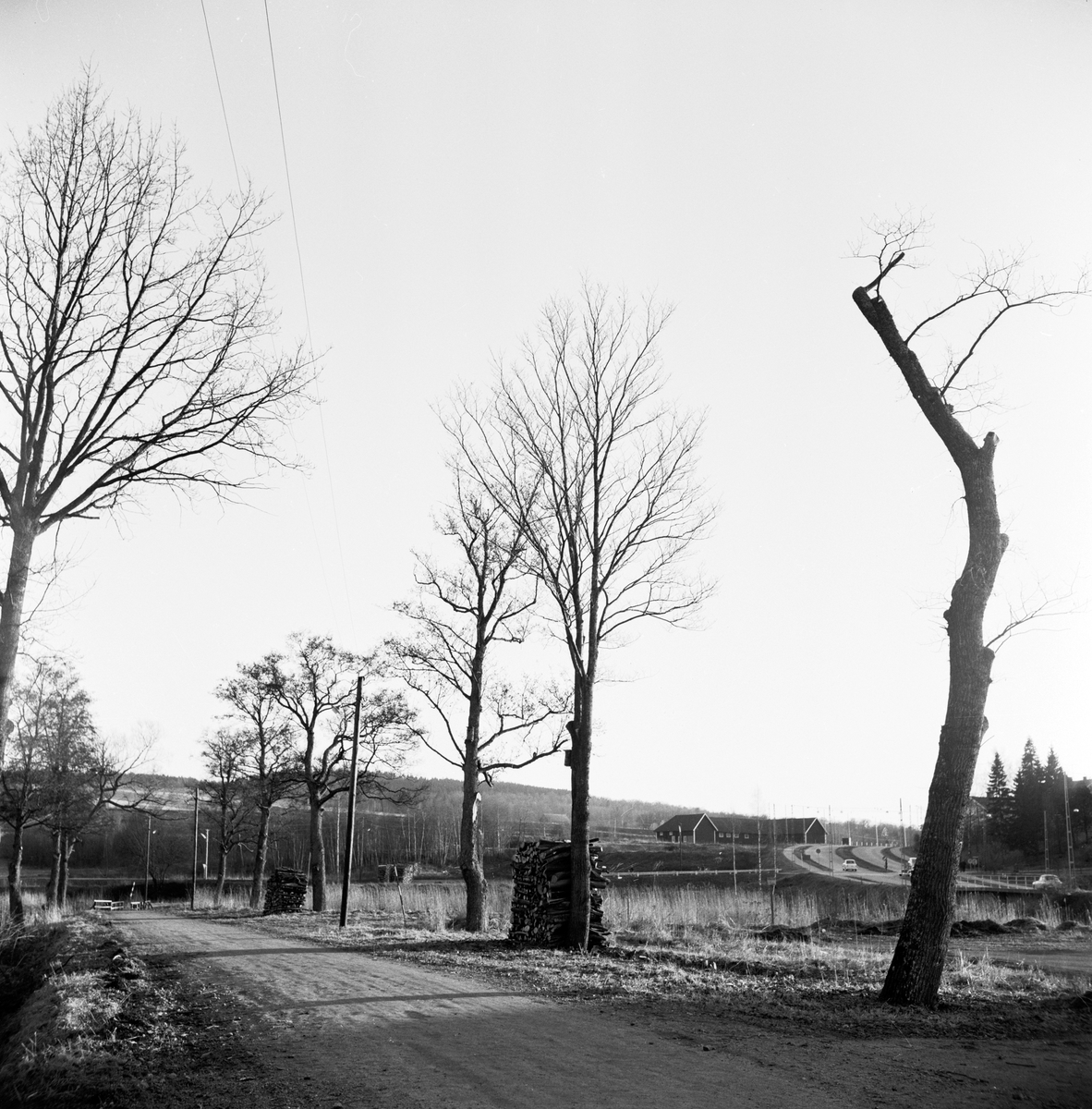 Vägen leder till Kavlabron förbi Rumlaborg i Huskvarna. I bakgrunden syns Öxnehaga och till höger går Riksettan förbi Sanna gård.