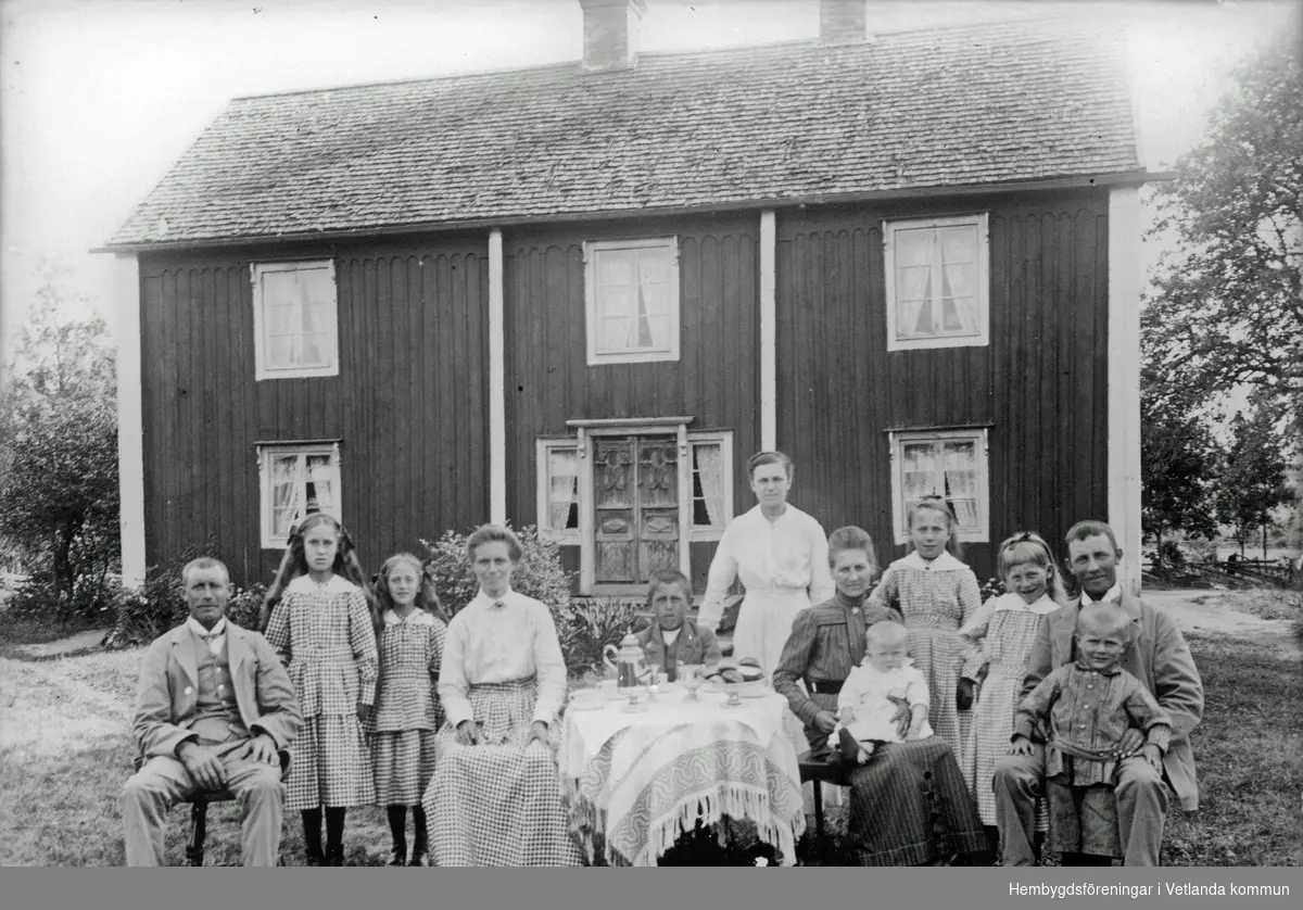 Gustav Jonsson med familj och Carl Jonsson med familj i Vagnshester