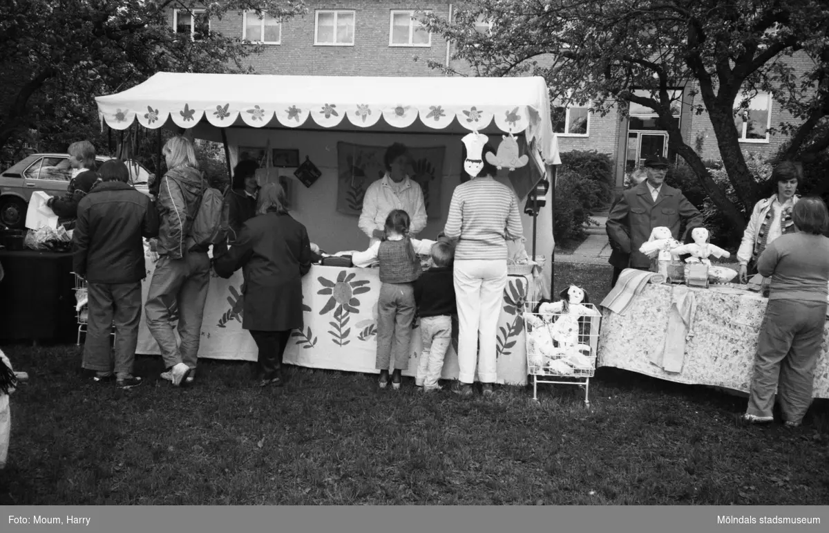 Vårmarknad på Stretered i Kållered, år 1983.

För mer information om bilden se under tilläggsinformation.