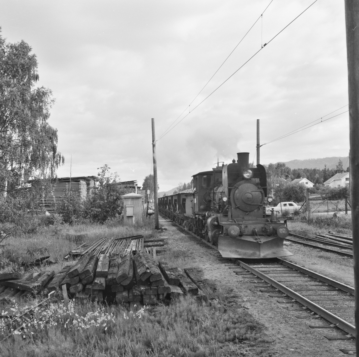 Pukktog fra Svene ankommer Kongsberg stasjon. Damplokomotiv 21e nr. 207.