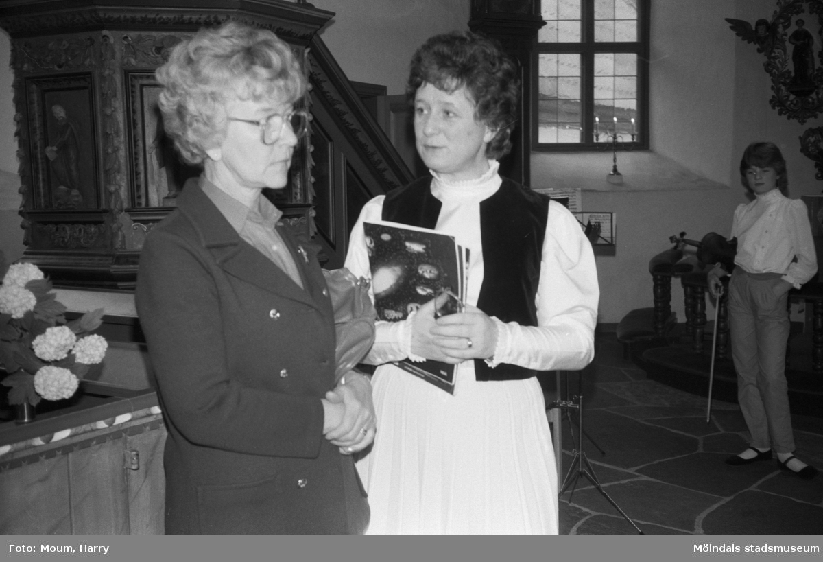 Helgmålsbön med musik i Kållereds kyrka, år 1983. Till vänster ses Kerstin Moum och till höger kantor Eva Karlsson.

För mer information om bilden se under tilläggsinformation.