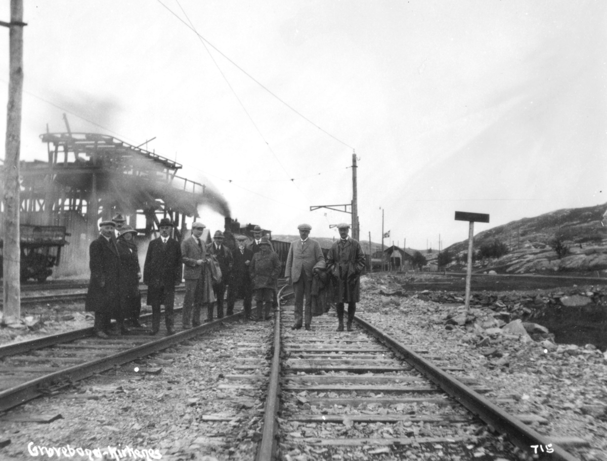 Jernbanekomiteens medlemmer befarer jernbanesporet til Sydvarangers malmbane