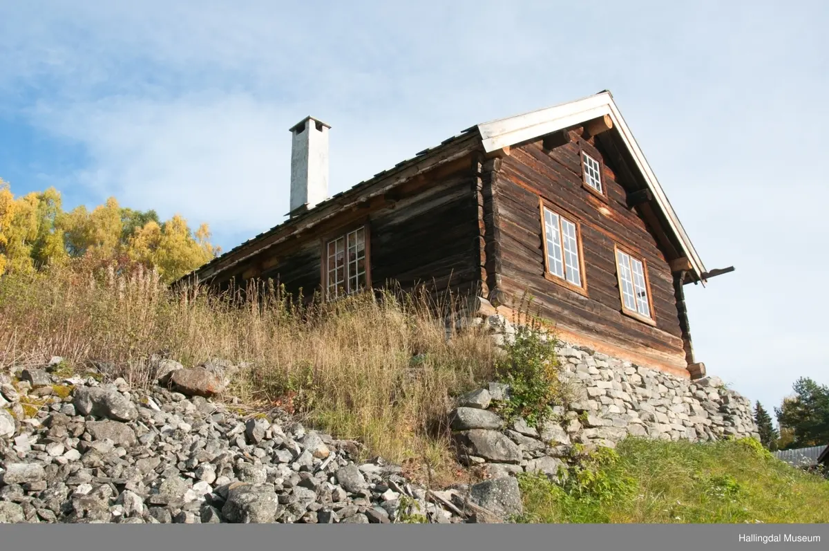 Det er en vanlig 3-roms stue, rommene blir kalt for stugu, kammers og kleve.  Inngangen går rett inn i stuerommet.