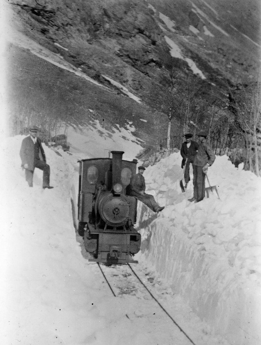 Aurabanen spadd frem med håndmakt etter snøskred mellom Linset og Dalen. Aurabanens damplok Aura nr. 1