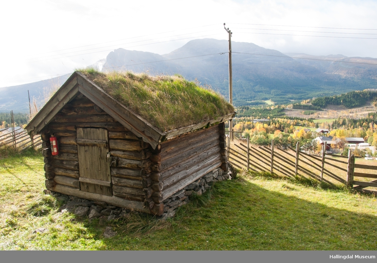 Hestestallen er liten med kledd tømmer.  Den har torvtak og jordgolv.  Den er bygd mellom 1850 og 1875 av Halvor Løkje.