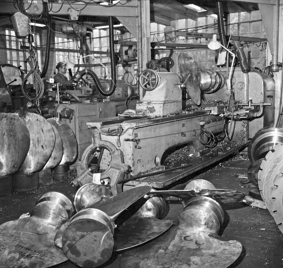 Bømlo. Produksjonslokalene til Wärtsila Norway A/S. Motor- deleproduksjon. Arbeiderne i dyp konsentrasjon.