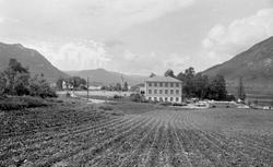 Soltun Skole - Nedre Vats. Bestyrer Hafstad poserer med skol