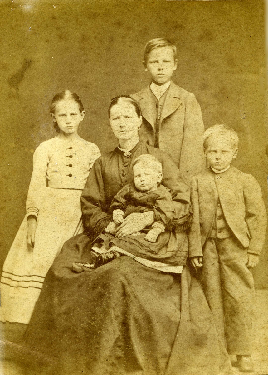 Portrett - Dame, to unge herre, en ung dame og et lite barn - Familiebilde.