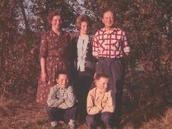 Familen Nymo poserer for fotografen en sommerdag. Stedet er 