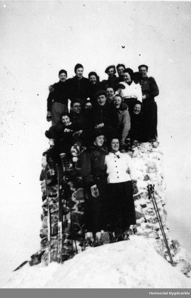 Elevar ved Lien Landbruksskule 1940-41.
Bak til høgre: Torvald Solheim