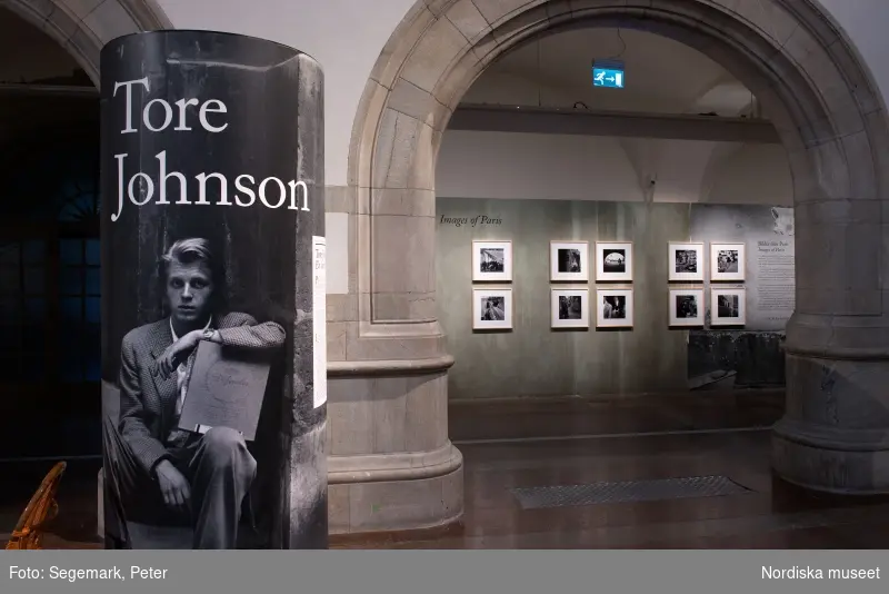 En fotoutställning med realism och poesi
Tore Johnson (1928–80) var en företrädare för efterkrigsgenerationen i svensk fotografi. En generation som hade möjlighet att komma ut i Europa och vidga vyerna. I museets samlingar finns Tore Johnsons arkiv och i denna utställning visas 48 av hans verk – bilder från Paris.

Tore Johnson reste till Paris i slutet av 1940-talet för att försörja sig som frilansfotograf. Han kände starkt för människorna i samhällets utkanter och inspirerades av Photographie humaniste, en gatufotografi som ville skildra vardagsliv med en kombination av realism och poesi.

EGENTLIGEN FOTOGRAFERAR JAG INTE, MEN JAG HAR TÄNKT BÖRJA. DET VERKAR KUL. JAG TROR JAG SKA BÖRJA MED ATT KNÅPA IHOP LITE SANNA, DJÄRVA OCH SKÖNA BILDER.
— Tore Johnson

I samband med utställningen ger Nordiska museets förlag ut en bok med ett sextiotal av Tore Johnsons bilder från Paris, varav många sällan sedda eller tidigare opublicerade. Boken är den första i en ny serie fotoböcker från Nordiska museet.

"Med känsla för vardagens gråskalor" (ur Svenska Dagbladet 24 september 2015)

"En gatufotografs återkomst" (ur Dagens Nyheter 18 september 2015)
