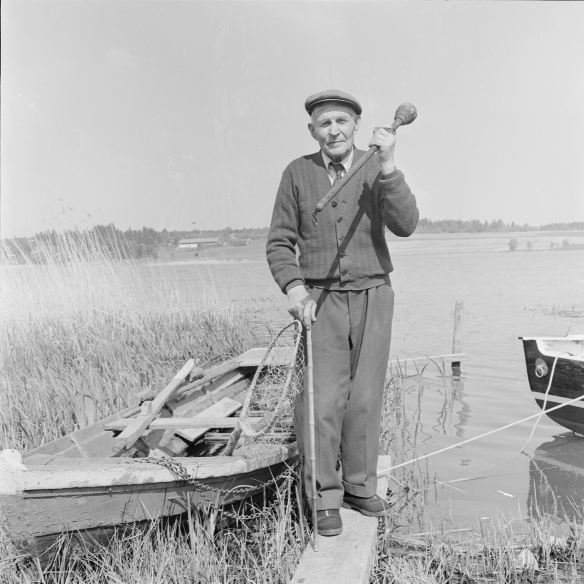 Fride Pettersson vid båten, Fröslunda socken, Uppland