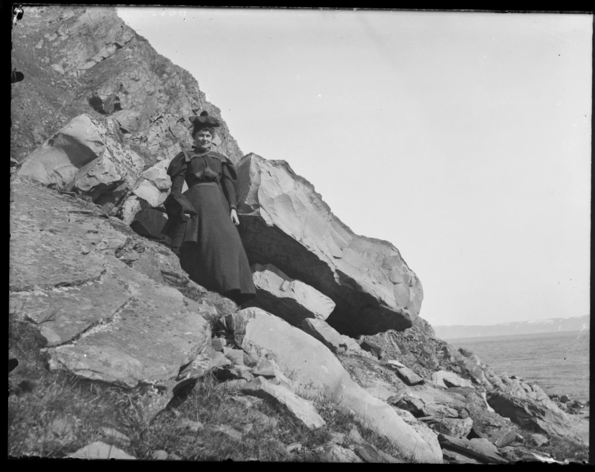 Fru Elna Noodt i en fjellskråning i Finnkongkeila