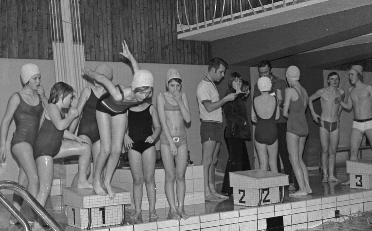 Haraldshallen. Haugesund svømmeklubbs yngste garde - trening.