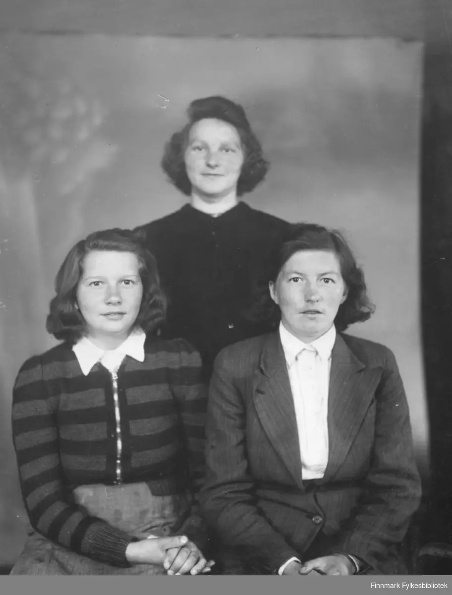 Tre damer fotografert i Nes i Halllingdal under evakueringa. De er fra venstre: Grethe Thomassen, Anna Malin og Anne Marie Nymo.