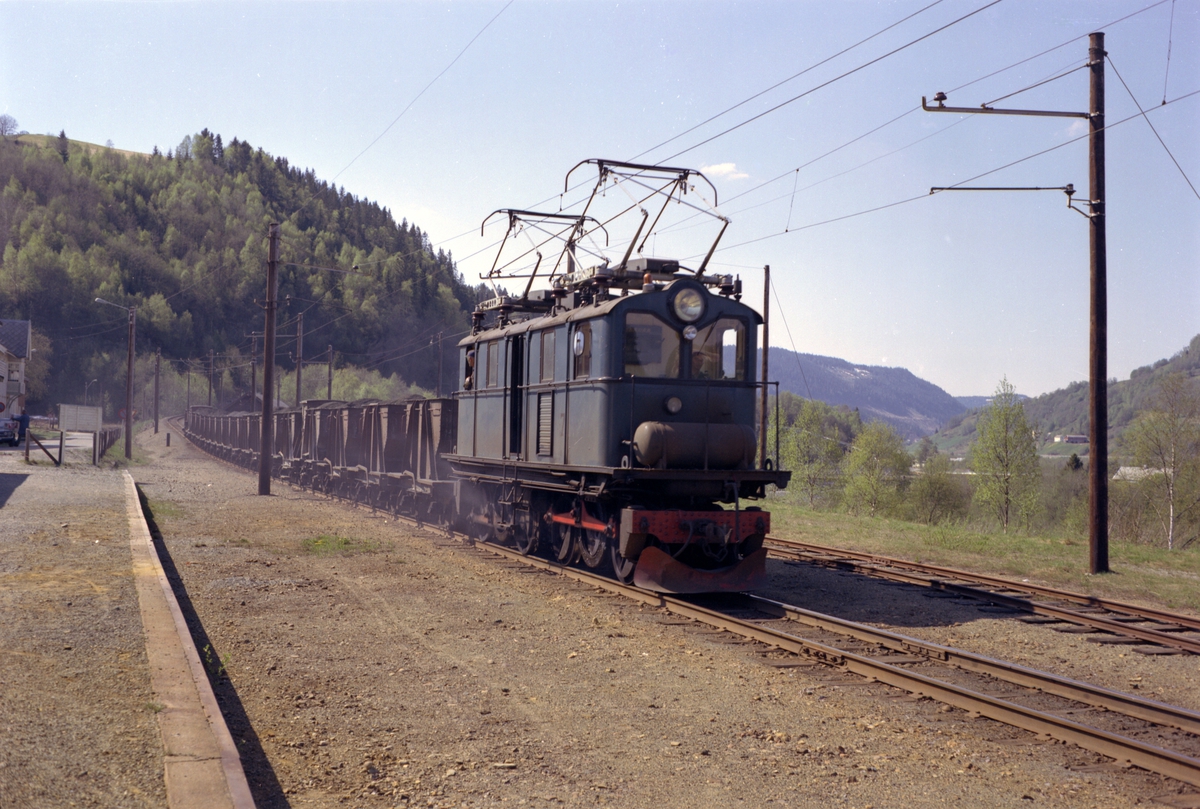 ASEA-lokomotiv med malmvogner på vei nordover forbi Svorkmo stasjon.