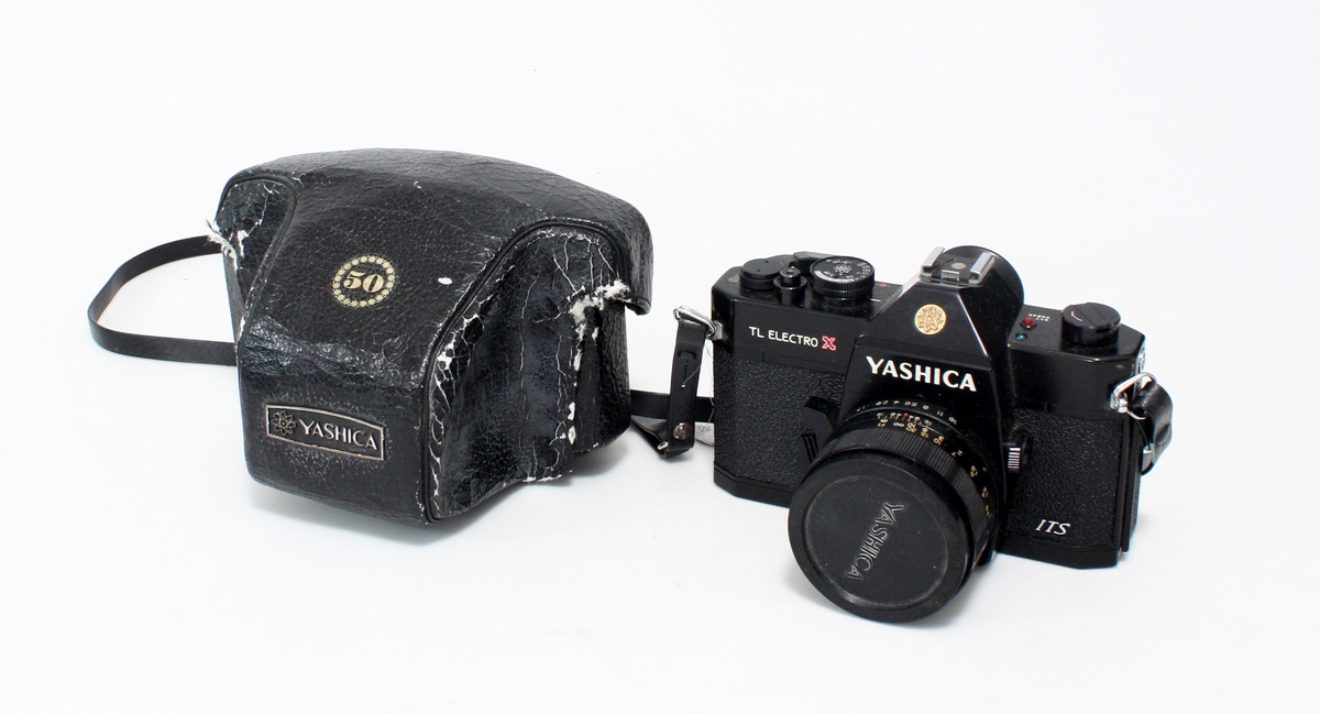 Enøyd speilreflekskamera med 50 mm objektiv, kameraveske og bruksanvisning
