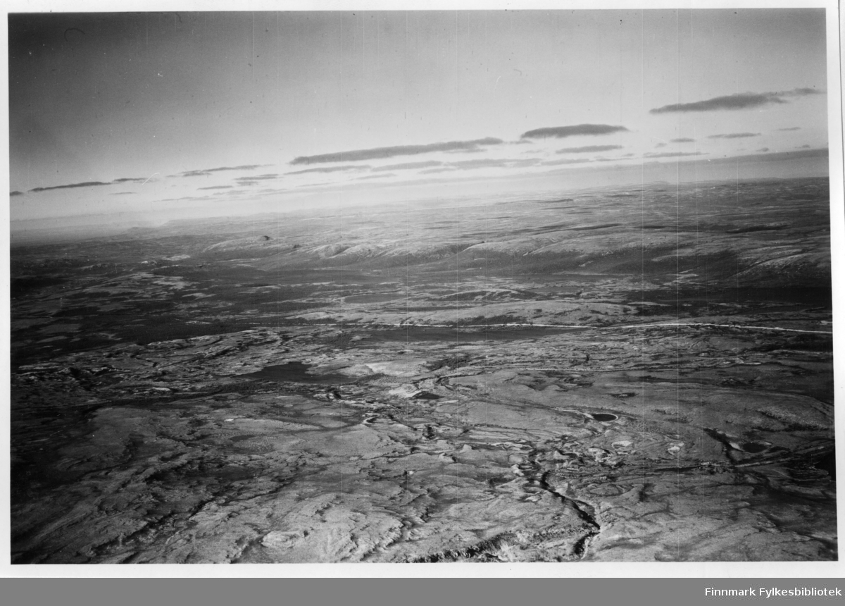 Flyfoto av Bratholmen i Lebesby. Negativ nr. 61419