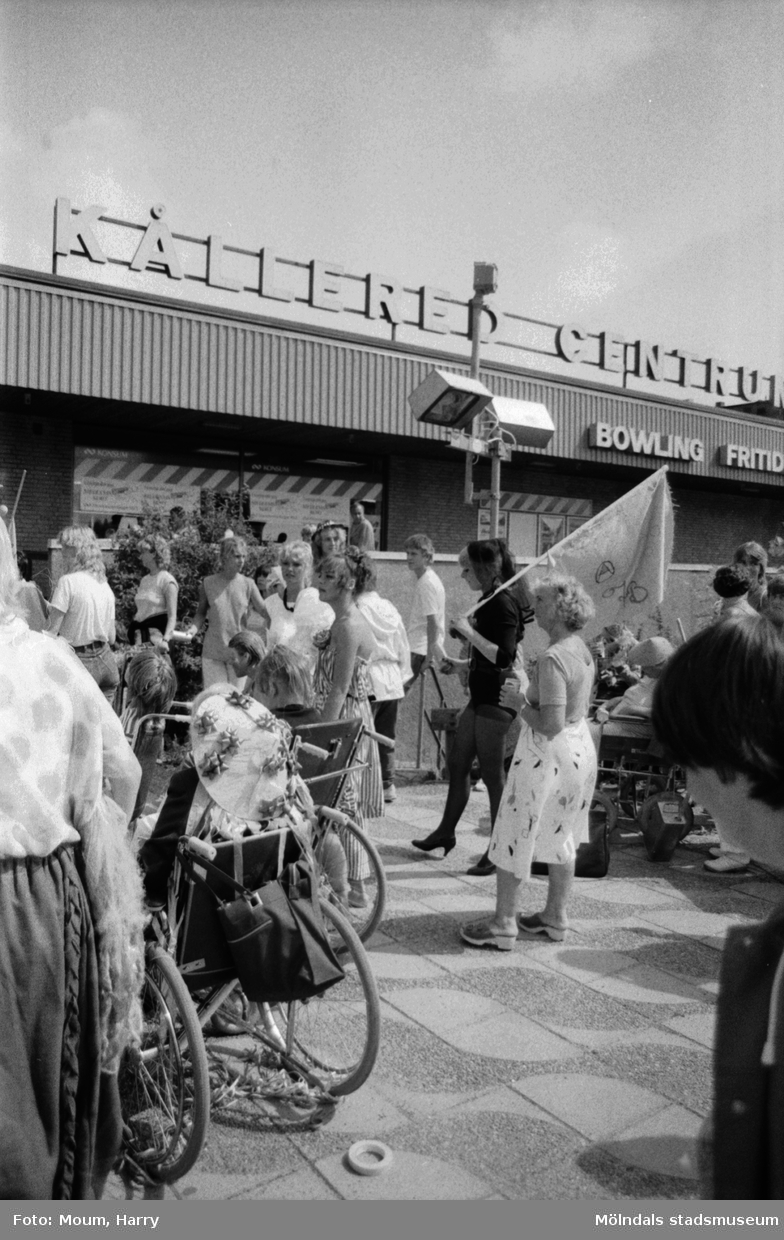 Karneval i Kållered, år 1983. Festligheter i centrum. "Uppfinningsrikedomen var stor när det gällde att komponera karnevalsdräkter."

För mer information om bilden se under tilläggsinformation.