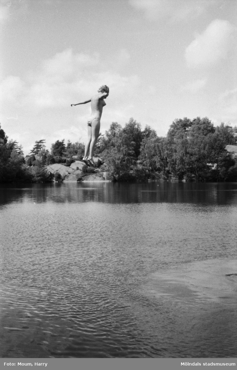 Bergsjöns badplats i Kållered, år 1983. "...medan systern Annika föredrar att hoppa i."

För mer information om bilden se under tilläggsinformation.