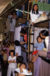 Tre etasjes køyesenger i en av sovesalene i Tuen Mun flyktni