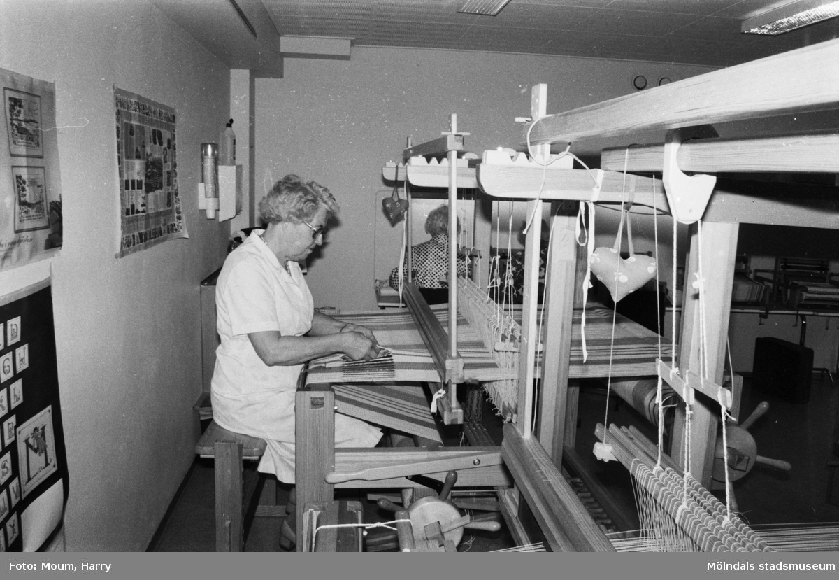Pensionärsverksamheten kallad "Hobbyn" vid Våmmedalsvägen i Kållered, år 1983. "Olga Magnusson älskar att sitta vid vävstolen."

För mer information om bilden se under tilläggsinformation.