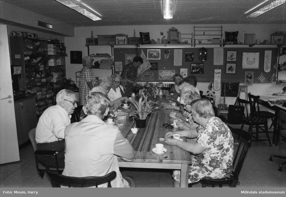 Pensionärsverksamheten kallad "Hobbyn" vid Våmmedalsvägen i Kållered, år 1983. Kvinnor och män sitter och fikar.

För mer information om bilden se under tilläggsinformation.