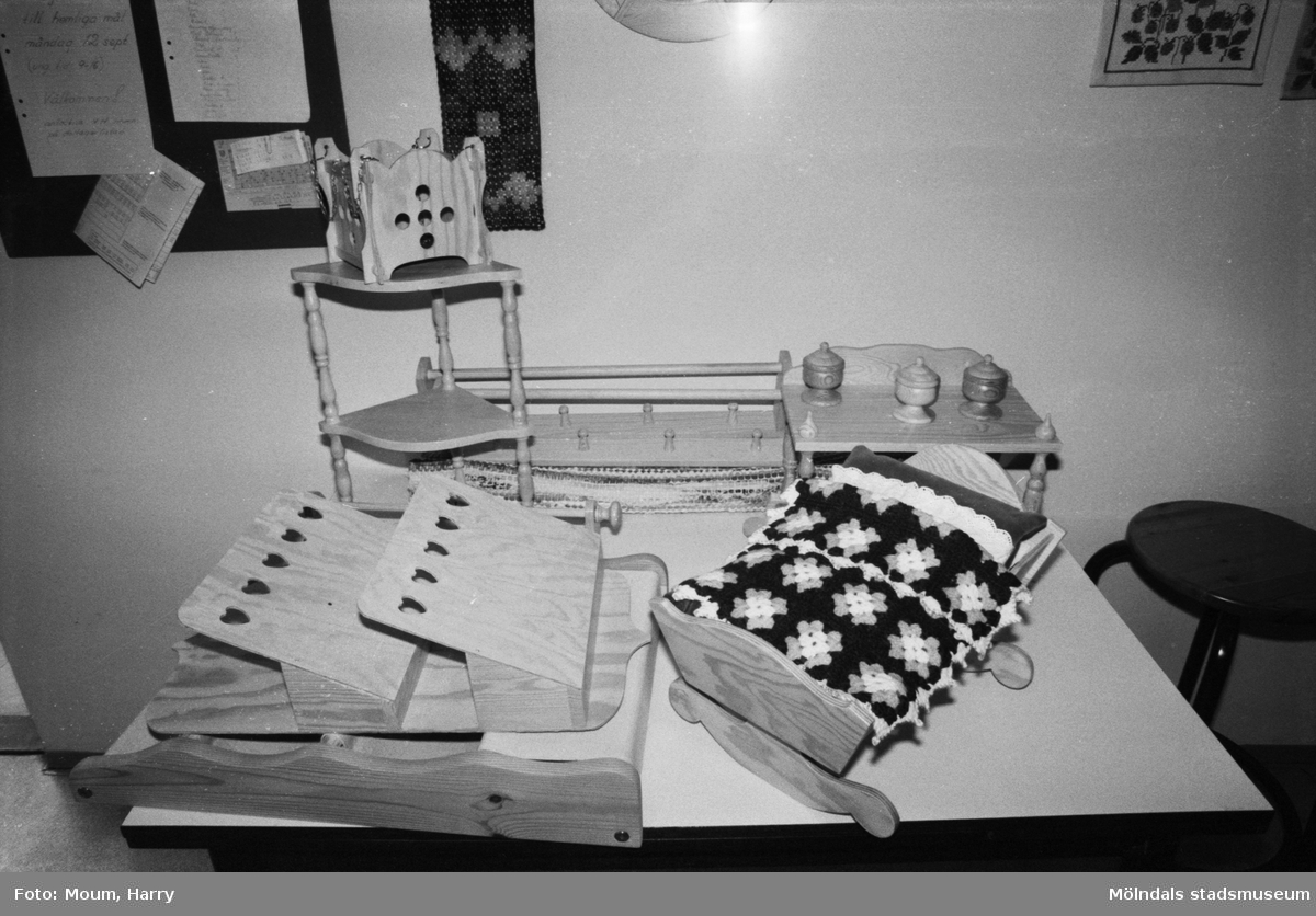 Pensionärsverksamheten kallad "Hobbyn" vid Våmmedalsvägen i Kållered, år 1983. Tillverkade föremål.

För mer information om bilden se under tilläggsinformation.