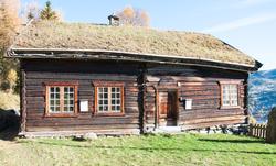 Bakkestugu fra Bakken Strand på Ål Bygdamuseum, Leksvol