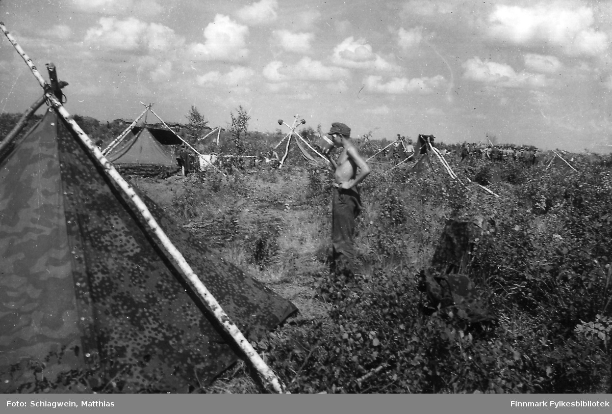 Nyborgmoen sommeren 1941, sol og vind over leiren. Soldatene soler og lufter seg. Bildet og opplysningene er gitt av en tysk soldat Matthias Schlagwein.