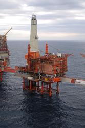 Boreplattformen på Valhallfeltet. Det går gangbro over nabop