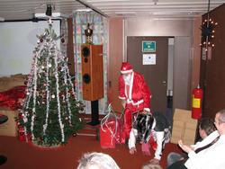 Julenissen kommer inn i kinosalen med et "reinsdyr" og gaver