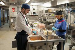 Kokk Joackim Pedersen og kjøkkenassistent Bjørg Eikrem forbe