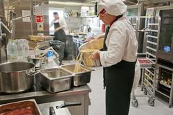 Anne Kristine Lauvik i forpleiningen på Valhall PH jobber me