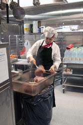 Anne Kristine Lauvik i forpleiningen på Valhall PH jobber me