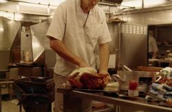 Maten tilberedes på kjøkkenet på QP (boligplattformen).