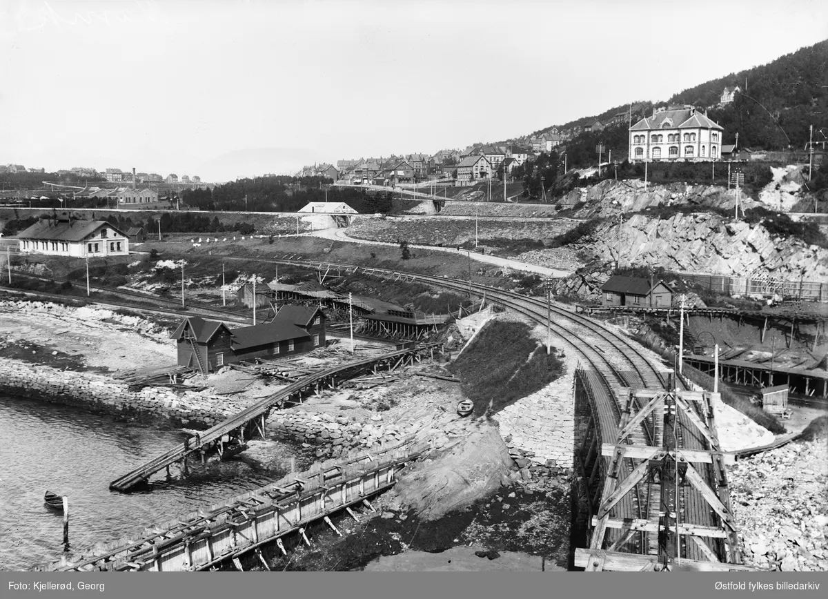 Parti fra Narvik, med jernbanesporet til Ofotbanen i forgrunnen.